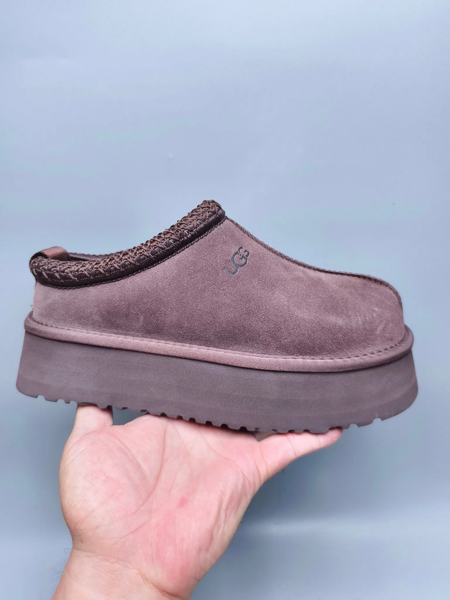💰440 UGG sheepskin all-in-one snow boots 2553 co-branded national trend style thick-soled one-leg women’s snow boots🐾~ 🍭 A co-branded trendy item launched with well-known designer brands Feng Chen Wang and TELFAR. Zhou Dongyu & Wang Jiaer’s same style Fang Kete boots. The slip-on design makes it easy to put on and take off, and can be used indoors or outdoors. The exotic edging design is eye-catching, and it is definitely worth buying~ 🍭Material: cowhide➕sheep fur Outsole: rubber (light wing technology) 🍭Color: black, maroon, sand, dark green, light gray, chocolate, beige, walnut, brown, dark gray, red 🍭Number of codes: 35-42